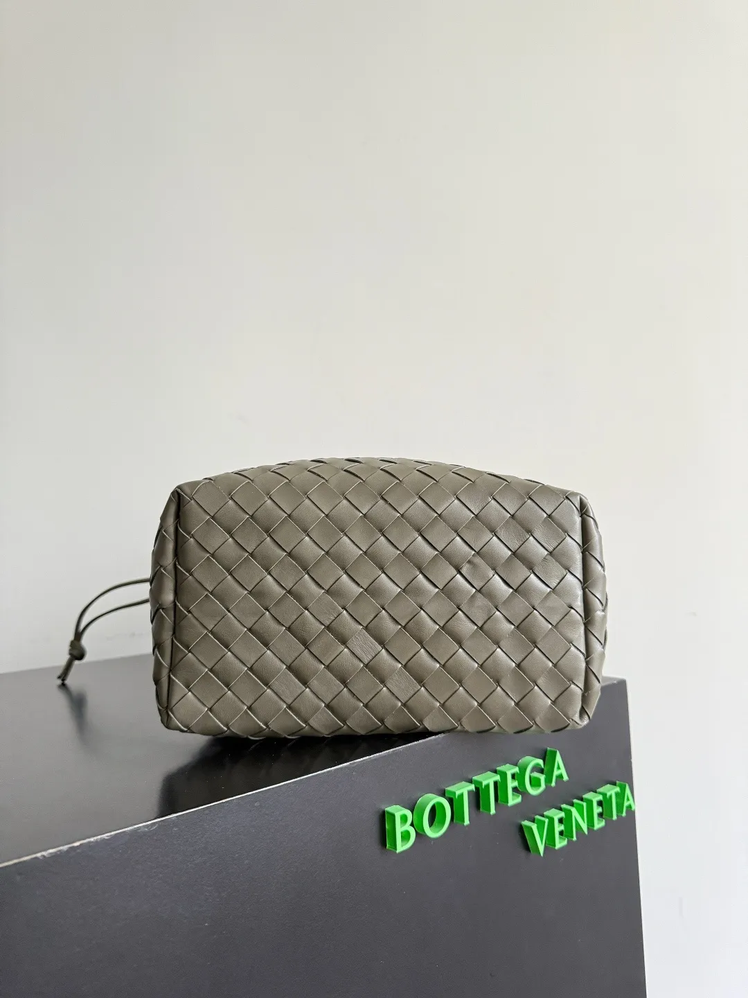 Batch 2280 BOTTEGA VENETA2025 new woven Biblioteca Bucket perfectly integrates casual texture, using classic Intrecciato woven leather, which feels soft but stiff, allowing the bag to drape naturally without losing the three-dimensional effect. The drawstring design of the drawstring pocket makes opening and closing more direct and adds a casual atmosphere. If you are on a short business trip, you can put some skin care samples in your bag. The front compartment or rear zipper can also be used to store ID cards, bank cards, etc. The solid color design of the bag is very versatile, and it doesn’t feel too picky when paired with any clothes. The leather material is also very high-quality! Style number: 836020 Size: 24*33*14cm